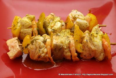 Il pesce e le spezie orientali: spiedini di salmone, cernia e gamberi al curry Madras