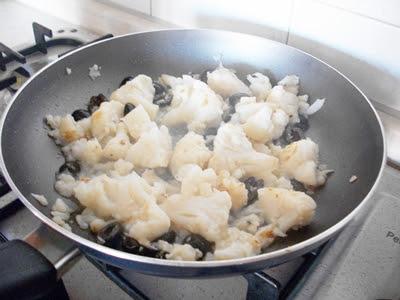 Fusilloni integrali con cavolfiore e olive nere