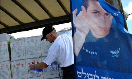 Noam Shalit mette un adesivo per le merci a bordo di un camion