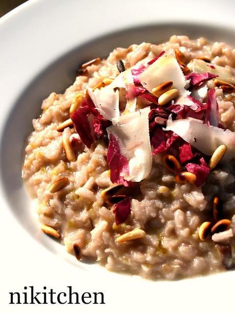 RISOTTO RADICCHIO E PORRI CON PECORINO E PINOLI TOSTATI