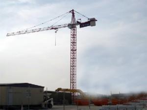 Su una gru e sui tetti operai edili in protesta