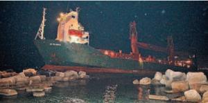 Mercantile finisce sugli scogli davanti a Messina