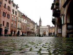 Crime News - Cuneo: invalida distrugge casa dei genitori anziani