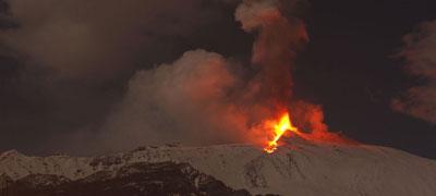 Stamane l'Etna si sta esibendo in un nuovo spettacolo (il quarto)