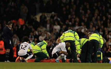 Sempre gravissime le condizioni di Muamba, il giocatore del Bolton crollato a terra colpito da infarto durante la partita col Tottenham