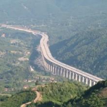 Coppia di ventenni precipita dal viadotto