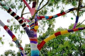 Largo al guerrilla knitting, vestiamo la città di lavori a maglia!