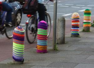 Largo al guerrilla knitting, vestiamo la città di lavori a maglia!