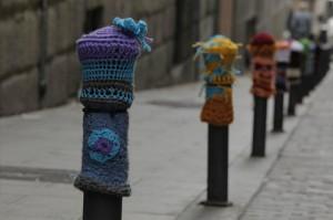 Largo al guerrilla knitting, vestiamo la città di lavori a maglia!