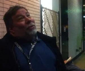 Il con fondatore Apple Steve Wozniak in fila da ieri per il suo iPad, come ogni anno (video)