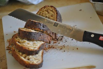 Crostone ai cereali con caprino e ravanello in foglia