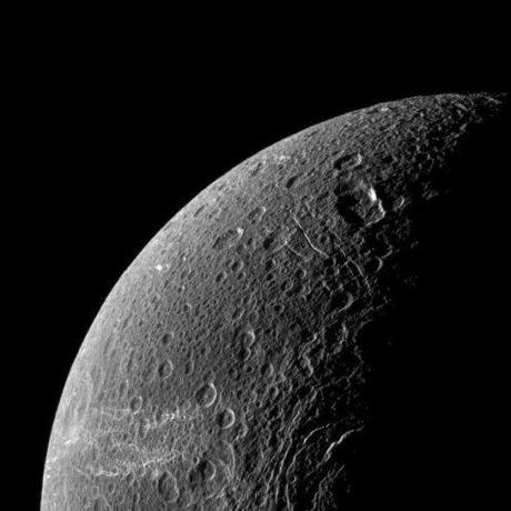 Molecole di ossigeno intorno a Dione, satellite di Saturno