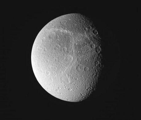 Molecole di ossigeno intorno a Dione, satellite di Saturno