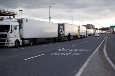 camion in fila Sassi da cavalcavia, ferito camionista 