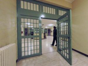 Viterbo: 4 agenti aggrediti da detenuto