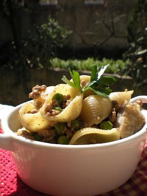 Conchiglie al Ragù bianco con Piselli e Funghi...e una fungosa polvere magica