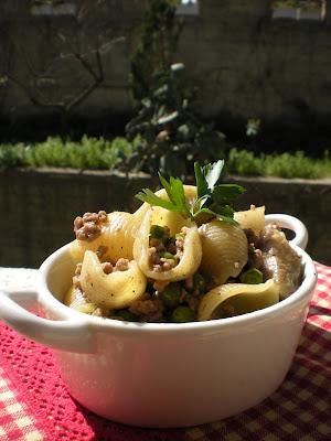 Conchiglie al Ragù bianco con Piselli e Funghi...e una fungosa polvere magica