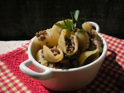 Conchiglie al Ragù bianco con Piselli e Funghi...e una fungosa polvere magica