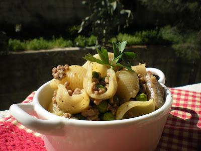 Conchiglie al Ragù bianco con Piselli e Funghi...e una fungosa polvere magica