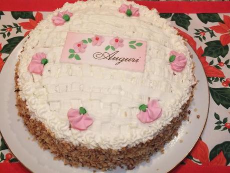 Torta di compleanno farcita con chantilly al cioccolato bianco