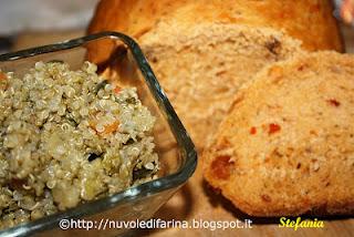 Pane con pomodori secchi e origano con la mdp