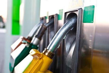 Benzina rincari Benzina, ripartono gli aumenti