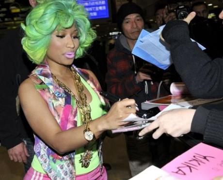 [Photos] Nicki Minaj Greeted By Her Japanese Barbz!