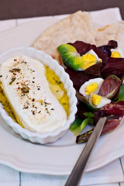 Caprino di bufala al forno e insalata di campo