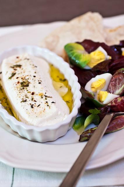 Caprino di bufala al forno e insalata di campo