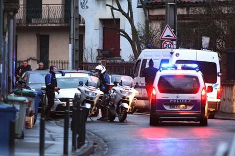 Blitz notturno della polizia francese a Tolone: bloccato in un appartamento il sospettio killer della scuola ebraica