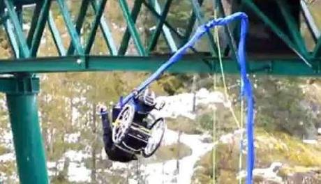RAGAZZA PARAPLEGICA FA BUNGEE JUMPING IN CARROZZINA -VIDEO