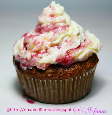 Cupcakes alla crusca d'avena, sciroppo di acero e banana con cheesecream frosting variegato ai frutti di bosco