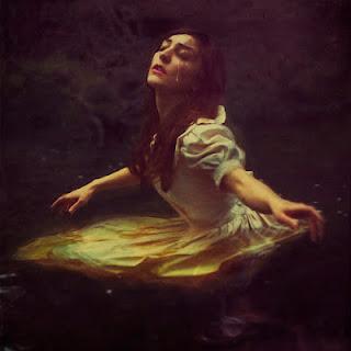 Dipingere con la macchina fotografica: le immagini create da Brooke Shaden