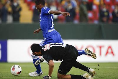 Raul Ruidiaz dell'Universidad de Chile segna e s'infortuna durante l'esultanza (VIDEO)