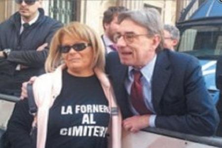 amica di Di Liberto con maglietta su fornero Diliberto si scusa per la foto “La Fornero al Cimitero”