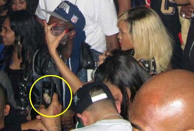 Rihanna a un party selvaggio con la foto del suo pestaggio