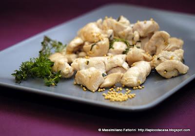 Bocconcini di pollo in burro di cacao con santoreggia, dragoncello e semi di senape al porto bianco