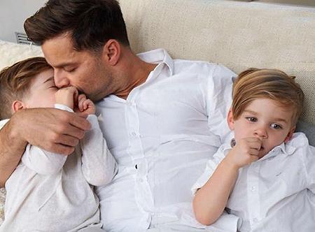 ricky martin con valentino e matteo ha raggiunto la sua felicita d3fc Ricky Martin sul Set con Matteo e Valentino, i Suoi Figli | Foto