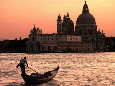 Venezia, la bella, si inclina e sprofonda
