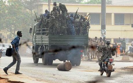 Il colpo di stato in Mali: conquistato dai soldati ribelli il palazzo presidenziale. Nessuna notizia del presidente Toure. Tre le vittime accertate