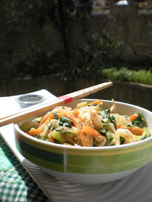 Voglia di bacchette???...Spaghetti di soia con Verdure e Gamberi...