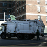 Donna investita da camion della nettezza urbana
