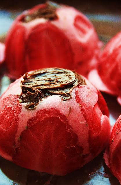 Tartufi al gelato di fragola e crema al cioccolato