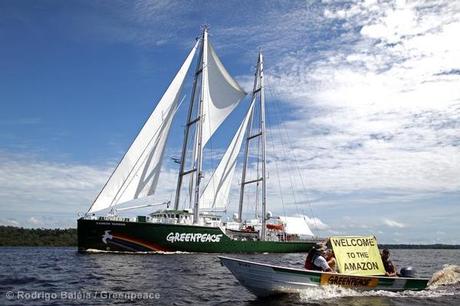 La Rainbow Warrior di Greenpeace naviga sul Rio delle Amazzoni contro la deforestazione