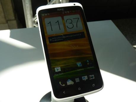 534686 393229074023425 120870567925945 1555600 494800726 n HTC One X: Anteprima di YourLifeUpdated