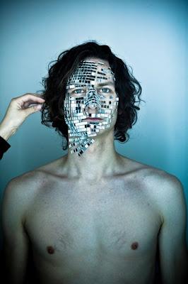 Gotye con Somebody That I Used To Know feat. Kembra: il cantante che Sting rimembra