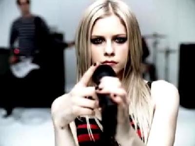 PERLE AI PORCI: AVRIL LAVIGNE, L'ETERNA SK8ER GIRL.