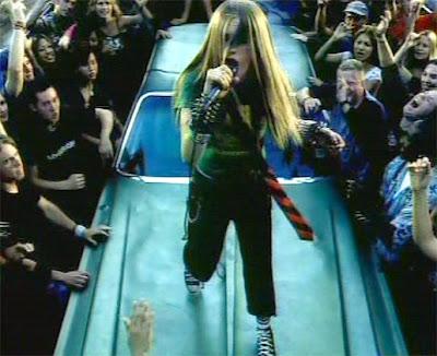 PERLE AI PORCI: AVRIL LAVIGNE, L'ETERNA SK8ER GIRL.