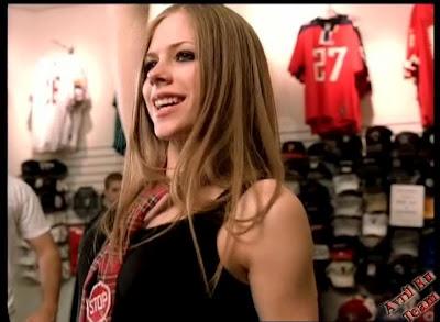 PERLE AI PORCI: AVRIL LAVIGNE, L'ETERNA SK8ER GIRL.