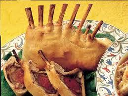 Per Pasqua un  carrè di agnello in crosta di pane